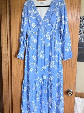 Gilli Stitch Fix Blue Floral V-Neck Maxi Dress Size M